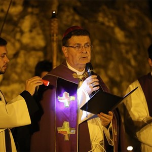 Uvodni i završni nagovor biskupa Šaška na Križnom putu za mlade na Ksaveru